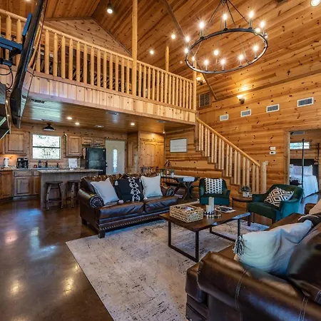 Cozy Cabin, Sleeps 10, Loft, Hot Tub, Firepit